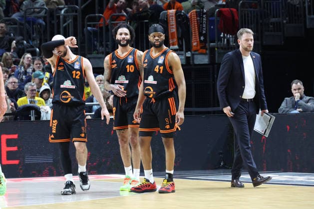 DEU, easyCredit BBL, ALBA vs Vechta, 08 02 2026, Uber Arena, Berlin, DEU, easyCredit BBL, ALBA vs Vechta, in the picture BADEN VOLLEYS players, coach Guido Goertzen BADEN VOLLEYS nordphotoxGmbHx xEngler nph00076