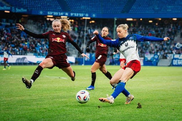 Google Pixel Womens Bundesliga Hamburger SV vs RB Leipzig, 08 02 2026 Sophie Hillebrand Hamburger SV, 22 shoots, before that Lou Ann Joly RasenBallsport Leipzig, 6 Soccer, Google Pixel Womens Bundesliga, 17 Matchday Hamburger SV vs RB Leipzig on 08 02 2026 at Volksparkstadion, Hamburg DFB REGULATIONS PROHIBIT ANY USE OF PHOTOGRAPHS AS IMAGE SEQUENCES AND OR QUASI VIDEO Copyright: xBEAUTIFULxSPORTS Tonhäuserx