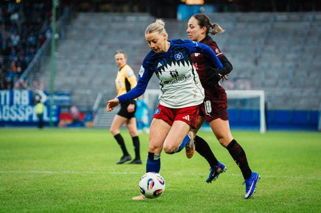Google Pixel Womens Bundesliga Hamburger SV vs RB Leipzig, 08 02 2026 Sophie Hillebrand Hamburger SV, 22 on the ball Soccer, Google Pixel Womens Bundesliga, 17 Matchday Hamburger SV vs RB Leipzig on 08 02 2026 at Volksparkstadion, Hamburg DFB REGULATIONS PROHIBIT ANY USE OF PHOTOGRAPHS AS IMAGE SEQUENCES AND OR QUASI VIDEO Copyright: xBEAUTIFULxSPORTS Tonhäuserx