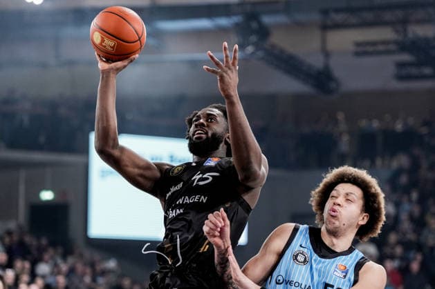 Germany easyCredit BBL, Main Round 2025 26, 19 Matchday Veolia Towers Hamburg vs Basketball Löwen Braunschweig Inselpark Arena Hamburg Oluwasimisola Shittu Basketball Löwen Braunschweig, 45 , Zacharie Perrin Veolia Towers Hamburg, 52 Copyright: xStefanxTrochax