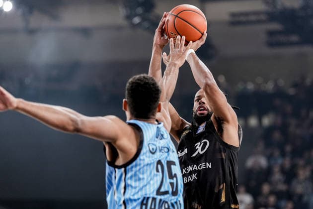 Germany easyCredit BBL, Main Round 2025 26, 19 Matchday Veolia Towers Hamburg vs Basketball Löwen Braunschweig Inselpark Arena Hamburg Chip Flanigan Basketball Löwen Braunschweig, 30 , Kenneth Ogbe Veolia Towers Hamburg, 25 Copyright: xStefanxTrochax
