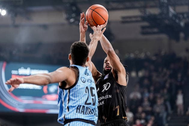 Germany easyCredit BBL, Main Round 2025 26, 19 Matchday Veolia Towers Hamburg vs Basketball Löwen Braunschweig Inselpark Arena Hamburg Chip Flanigan Basketball Löwen Braunschweig, 30 , Kenneth Ogbe Veolia Towers Hamburg, 25 Copyright: xStefanxTrochax