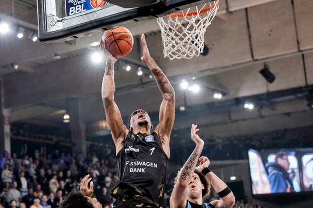 Germany easyCredit BBL, Main Round 2025 26, 19 Matchday Veolia Towers Hamburg vs Basketball Löwen Braunschweig Inselpark Arena Hamburg Zacharie Perrin Veolia Towers Hamburg, 52 , David NGuessan Basketball Löwen Braunschweig, 1 , Ross Williams Veolia Towers Hamburg, 34 Copyright: xStefanxTrochax