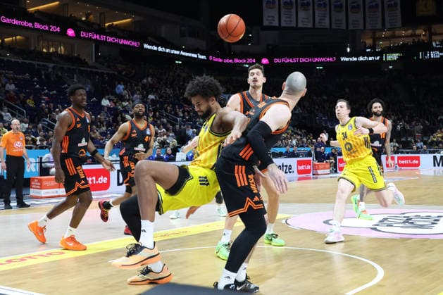 DEU, easyCredit BBL, ALBA vs Vechta, 08 02 2026, Uber Arena, Berlin, DEU, easyCredit BBL, ALBA vs Vechta, in the picture Norris Agbakoko ALBA Berlin 17 , Lukas Jaeger BADEN VOLLEYS 12 nordphotoxGmbHx xEngler nph00076