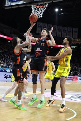 DEU, easyCredit BBL, ALBA vs Vechta, 08 02 2026, Uber Arena, Berlin, DEU, easyCredit BBL, ALBA vs Vechta, pictured Norris Agbakoko ALBA Berlin 17 , Eli Irizarry C BADEN VOLLEYS 22 , Lennart Heckel BADEN VOLLEYS 10 nordphotoxGmbHx xEngler nph00076