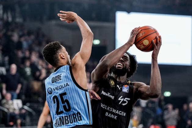 Germany easyCredit BBL, Main Round 2025 26, 19 Matchday Veolia Towers Hamburg vs Basketball Löwen Braunschweig Inselpark Arena Hamburg Oluwasimisola Shittu Basketball Löwen Braunschweig, 45 , Kenneth Ogbe Veolia Towers Hamburg, 25 Copyright: xStefanxTrochax