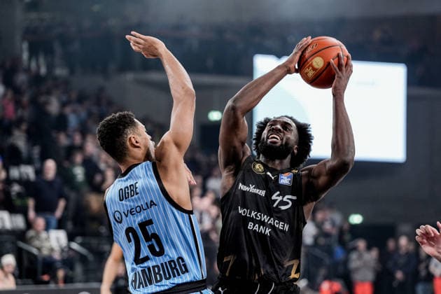 Germany easyCredit BBL, Main Round 2025 26, 19 Matchday Veolia Towers Hamburg vs Basketball Löwen Braunschweig Inselpark Arena Hamburg Oluwasimisola Shittu Basketball Löwen Braunschweig, 45 , Kenneth Ogbe Veolia Towers Hamburg, 25 Copyright: xStefanxTrochax