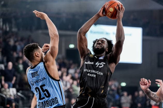 Germany easyCredit BBL, Main Round 2025 26, 19 Matchday Veolia Towers Hamburg vs Basketball Löwen Braunschweig Inselpark Arena Hamburg Oluwasimisola Shittu Basketball Löwen Braunschweig, 45 , Kenneth Ogbe Veolia Towers Hamburg, 25 Copyright: xStefanxTrochax
