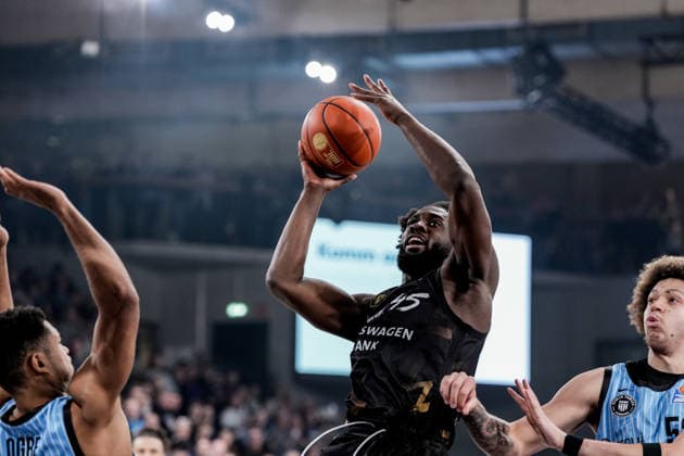 Germany easyCredit BBL, Main Round 2025 26, 19 Matchday Veolia Towers Hamburg vs Basketball Löwen Braunschweig Inselpark Arena Hamburg Oluwasimisola Shittu Basketball Löwen Braunschweig, 45 , Kenneth Ogbe Veolia Towers Hamburg, 25 ,Zacharie Perrin Veolia Towers Hamburg, 52 Copyright: xStefanxTrochax