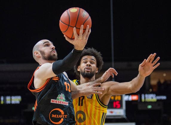 Basketball, Men, Season 2025 2026, easyCredit BBL 19 Matchday , Alba Berlin RASTA Vechta, v l Tommy Kuhse Vechta , Norris Agbakoko Alba , 08 02 2026, Copyright: xSebastianxRäppold MatthiasxKochx