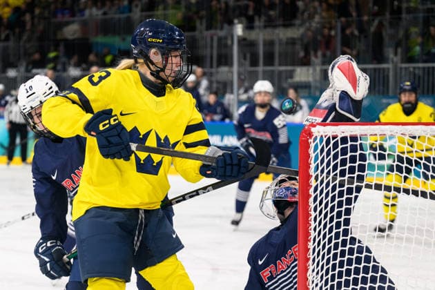260208 Thea Johansson of Sweden scores the 0-1 goal behind goaltender Alice Philbert of France in the women s Ice hockey, Eishockey game between France and Sweden during day 2 of the 2026 Winter Olympics on February 8, 2026 in Milan. Photo: Emma Wallskog BILDBYRAN kod EW EW0621 ishockey ice hockey Olympic Games, Olympische Spiele, Olympia, OS olympics winter olympics os ol olympiska spel vinter-os olympiske leker milano cortina 2026 milan cortina 2026 milano cortina 2026 olympic games milano cortina 2026 winter olympic games milano cortina-os milano cortina-ol vinter-ol 2 bbeng sverige sweden france frankrike dam *** 260208 Thea Johansson of Sweden scores the 0 1 goal behind goaltender Alice Philbert of France in the women s ice hockey game between France and Sweden during day 2 of the 2026 Winter Olympics on February 8, 2026 in Milan Photo Emma Wallskog BILDBYRAN kod EW EW0621 ishockey ice hockey olympic games olympics winter olympics os ol olympiska spel vinter os olympiske leker milano cortina 2026 milan cortina 2026 milano cortina 2026 olympic games milano cortina 2026 winter olympic games milano cortina os milano cortina ol vinter ol 2 bbeng sverige sweden france frankrike dam  Copyright: EMMAxWALLSKOG BB260208EW025