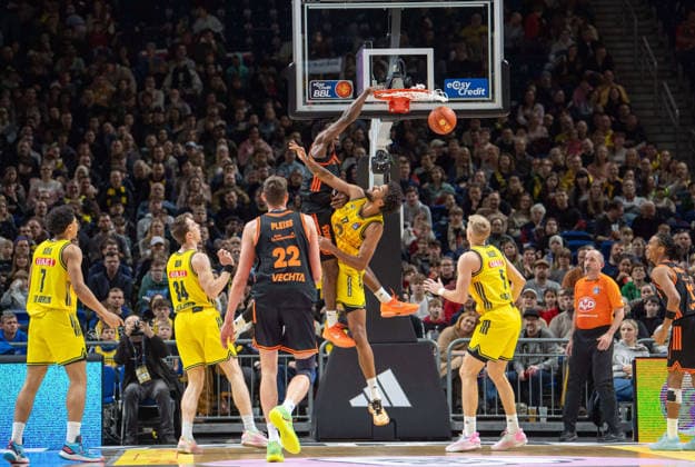 Basketball, Men, Season 2025 2026, easyCredit BBL 19 Matchday , Alba Berlin RASTA Vechta, Thanks to TJ Bamba Vechta over Norris Agbakoko Alba, 08 02 2026, Copyright: xSebastianxRäppold MatthiasxKochx