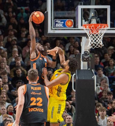 Basketball, Men, Season 2025 2026, easyCredit BBL 19 Matchday , Alba Berlin RASTA Vechta, Thanks to TJ Bamba Vechta over Norris Agbakoko Alba, 08 02 2026, Copyright: xSebastianxRäppold MatthiasxKochx