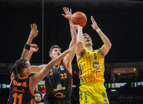 Basketball, Men, Season 2025 2026, easyCredit BBL 19 Matchday , Alba Berlin RASTA Vechta, v l Alonzo Verge Jr Vechta , Tibor Pleiß Vechta , Sam Griesel Alba , 08 02 2026, Copyright: xSebastianxRäppold MatthiasxKochx