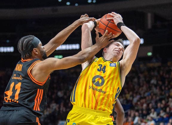 Basketball, Men, Season 2025 2026, easyCredit BBL 19 Matchday , Alba Berlin RASTA Vechta, v l Lloyd Pandi Vechta , Justin Bean Alba , 08 02 2026, Copyright: xSebastianxRäppold MatthiasxKochx