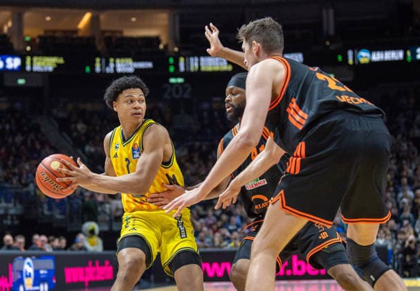 Basketball, Men, Season 2025 2026, easyCredit BBL 19 Matchday , Alba Berlin RASTA Vechta, f l Jack Kayil Alba , Lloyd Pandi Vechta , Tibor Pleiß Vechta , 08 02 2026, Copyright: xSebastianxRäppold MatthiasxKochx