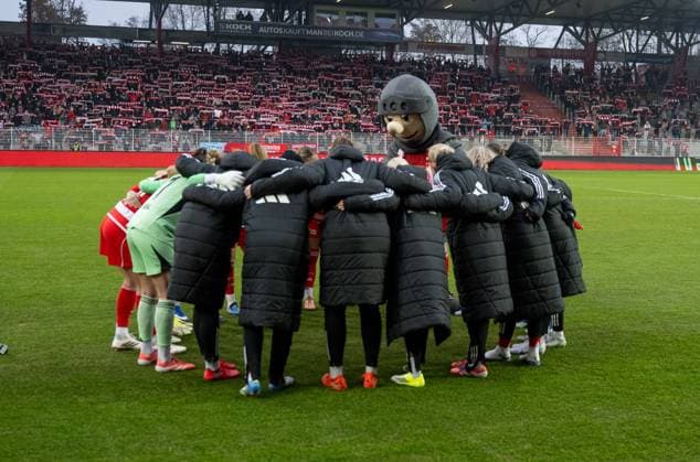 Soccer, Women, Season 2025 2026, Google Pixel Women Bundesliga 17 Matchday , 1 FC Union Berlin FC Carl Zeiss Jena, Union Motivation before the game in the circle with mascot Ritter Keule 1 FC Union , 08 02 2026, Copyright: xMatthiasxKochx