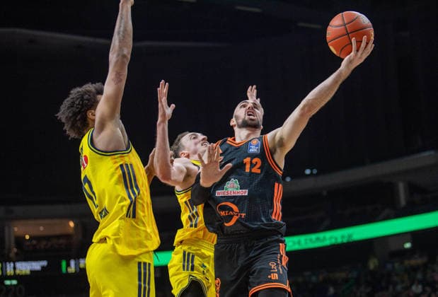 Basketball, Men, Season 2025 2026, easyCredit BBL 19 Matchday , Alba Berlin RASTA Vechta, v l Norris Agbakoko Alba , Moses Wood Alba , Tommy Kuhse Vechta , 08 02 2026, Copyright: xSebastianxRäppold MatthiasxKochx