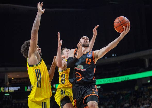Basketball, Men, Season 2025 2026, easyCredit BBL 19 Matchday , Alba Berlin RASTA Vechta, v l Norris Agbakoko Alba , Moses Wood Alba , Tommy Kuhse Vechta , 08 02 2026, Copyright: xSebastianxRäppold MatthiasxKochx