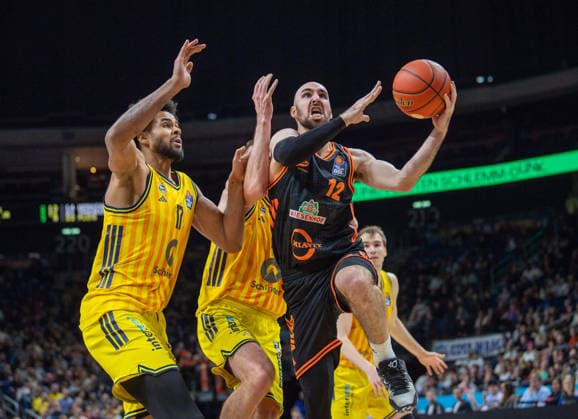 Basketball, Men, Season 2025 2026, easyCredit BBL 19 Matchday , Alba Berlin RASTA Vechta, v l Norris Agbakoko Alba , Moses Wood Alba , Tommy Kuhse Vechta , 08 02 2026, Copyright: xSebastianxRäppold MatthiasxKochx