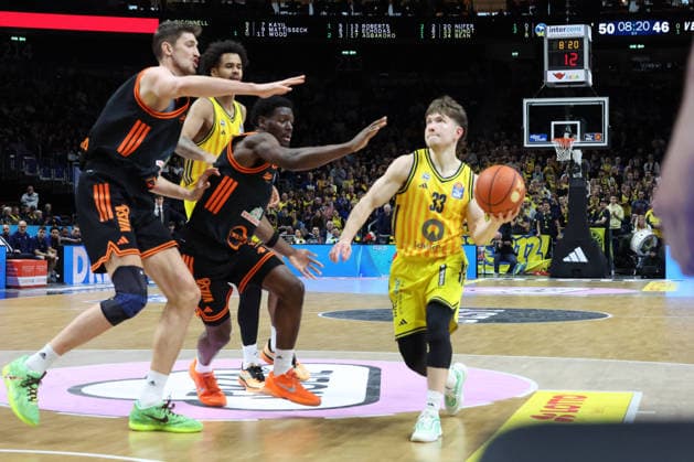 DEU, easyCredit BBL, ALBA vs Vechta, 08 02 2026, Uber Arena, Berlin, DEU, easyCredit BBL, ALBA vs Vechta, pictured Bennet Hundt ALBA Berlin 33 , Tibor Pleiss Rasta Vechta 22 , Lloyd Pandi Rasta Vechta 41 nordphotoxGmbHx xEngler nph00076