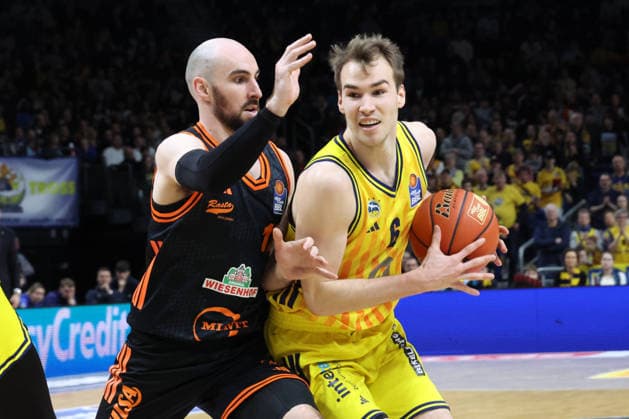 DEU, easyCredit BBL, ALBA vs Vechta, 08 02 2026, Uber Arena, Berlin, DEU, easyCredit BBL, ALBA vs Vechta, pictured MALTE DELOW ALBA Berlin 6 , Tommy Kuhse Rasta Vechta 12 nordphotoxGmbHx xEngler nph00076