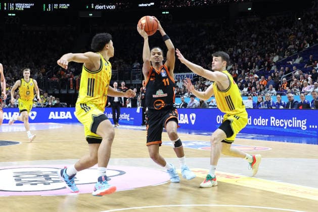DEU, easyCredit BBL, ALBA vs Vechta, 08 02 2026, Uber Arena, Berlin, DEU, easyCredit BBL, ALBA vs Vechta, pictured Jack Kayil ALBA Berlin 7 , JONAS MATTISSECK ALBA Berlin 9 , Alonzo Verge Rasta Vechta 11 nordphotoxGmbHx xEngler nph00076