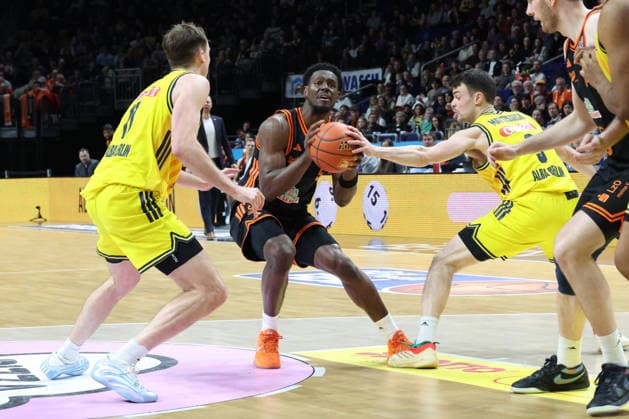 DEU, easyCredit BBL, ALBA vs Vechta, 08 02 2026, Uber Arena, Berlin, DEU, easyCredit BBL, ALBA vs Vechta, in the picture Moses Wood ALBA Berlin 11 , JONAS MATTISSECK ALBA Berlin 9 , TJ Bamba Rasta Vechta 5 nordphotoxGmbHx xEngler nph00076