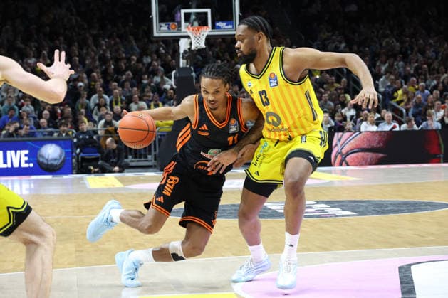 DEU, easyCredit BBL, ALBA vs Vechta, 08 02 2026, Uber Arena, Berlin, DEU, easyCredit BBL, ALBA vs Vechta, pictured J Wan Roberts ALBA Berlin 13 , Alonzo Verge Rasta Vechta 11 nordphotoxGmbHx xEngler nph00076