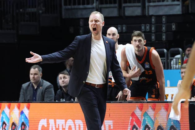 DEU, easyCredit BBL, ALBA vs Vechta, 08 02 2026, Uber Arena, Berlin, DEU, easyCredit BBL, ALBA vs Vechta, in the picture head coach Christian Held Rasta Vechta , Vechta players bench nordphotoxGmbHx xEngler nph00076