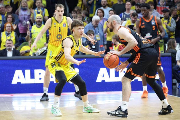 DEU, easyCredit BBL, ALBA vs Vechta, 08 02 2026, Uber Arena, Berlin, DEU, easyCredit BBL, ALBA vs Vechta, pictured Bennet Hundt ALBA Berlin 33 , Tommy Kuhse Rasta Vechta 12 nordphotoxGmbHx xEngler nph00076