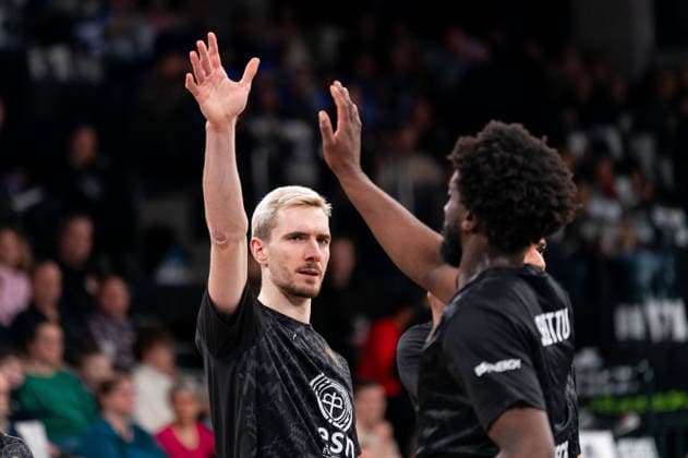 Philipp Hartwich Basketball Loewen Braunschweig, 15 us Oluwasimisola Shittu Basketball Loewen Braunschweig, 45 , GER, Veolia Towers Hamburg vs Basketball Loewen Braunschweig, Basketball, Bundesliga, Matchday 19, Season 2025 2026, 08 02 2026 GER, Veolia Towers Hamburg vs Basketball Loewen Braunschweig, Basketball, Bundesliga, Matchday 19, Season 2025 2026, 08 02 2026 Hamburg Copyright: xEibner-Pressefoto MaxxVincenx EP_MVN