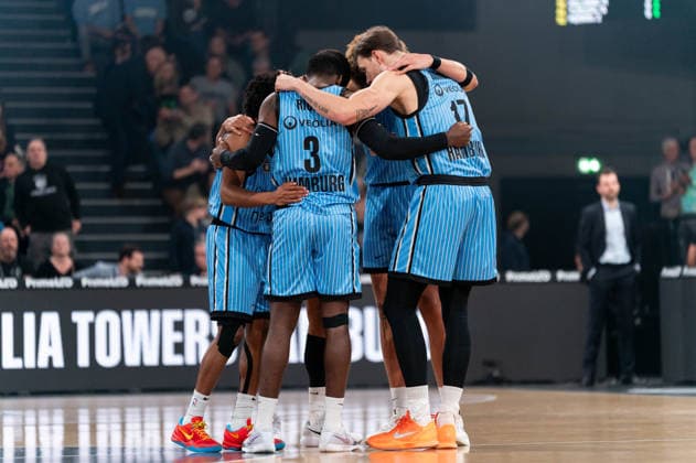Veolia Towers Hamburg at the huddle, Ross Williams Veolia Towers Hamburg, 34 , Osaro Rich Veolia Towers Hamburg, 03 , Niklas Wimberg Veolia Towers Hamburg, 17 , GER, Veolia Towers Hamburg vs Basketball Loewen Braunschweig, Basketball, Bundesliga, Matchday 19, Season 2025 2026, 08 02 2026 GER, Veolia Towers Hamburg vs Basketball Loewen Braunschweig, Basketball, Bundesliga, Matchday 19, Season 2025 2026, 08 02 2026 Hamburg Copyright: xEibner-Pressefoto MaxxVincenx EP_MVN