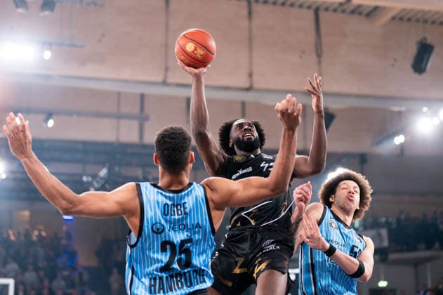 Oluwasimisola Shittu Basketball Loewen Braunschweig, 45 on throw, Kenneth Ogbe Veolia Towers Hamburg, 25 , Zacharie Perrin Veolia Towers Hamburg, 52 , GER, Veolia Towers Hamburg vs Basketball Loewen Braunschweig, Basketball, Bundesliga, Matchday 19, Season 2025 2026, 08 02 2026 GER, Veolia Towers Hamburg vs Basketball Loewen Braunschweig, Basketball, Bundesliga, Matchday 19, Season 2025 2026, 08 02 2026 Hamburg Copyright: xEibner-Pressefoto MaxxVincenx EP_MVN