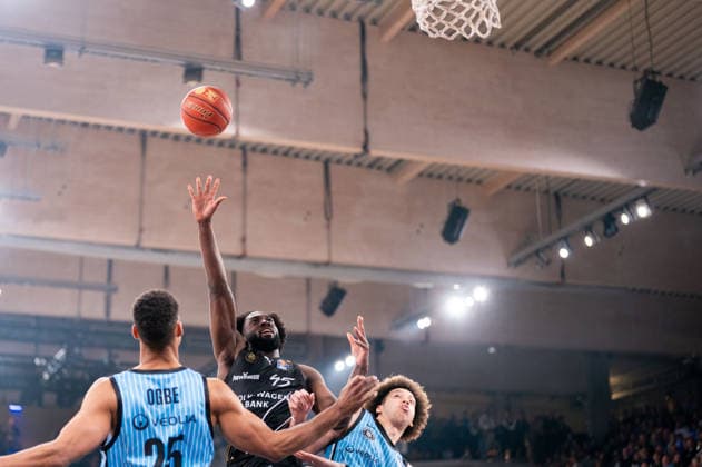 Oluwasimisola Shittu Basketball Loewen Braunschweig, 45 on throw, Kenneth Ogbe Veolia Towers Hamburg, 25 , Zacharie Perrin Veolia Towers Hamburg, 52 , GER, Veolia Towers Hamburg vs Basketball Loewen Braunschweig, Basketball, Bundesliga, Matchday 19, Season 2025 2026, 08 02 2026 GER, Veolia Towers Hamburg vs Basketball Loewen Braunschweig, Basketball, Bundesliga, Matchday 19, Season 2025 2026, 08 02 2026 Hamburg Copyright: xEibner-Pressefoto MaxxVincenx EP_MVN