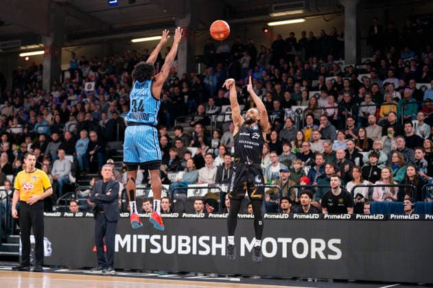 Kaza Kajami Keane Basketball Loewen Braunschweig, 24 on throw, Ross Williams Veolia Towers Hamburg, 34 , GER, Veolia Towers Hamburg vs Basketball Loewen Braunschweig, Basketball, Bundesliga, Matchday 19, Season 2025 2026, 08 02 2026 GER, Veolia Towers Hamburg vs Basketball Loewen Braunschweig, Basketball, Bundesliga, Matchday 19, Season 2025 2026, 08 02 2026 Hamburg Copyright: xEibner-Pressefoto MaxxVincenx EP_MVN