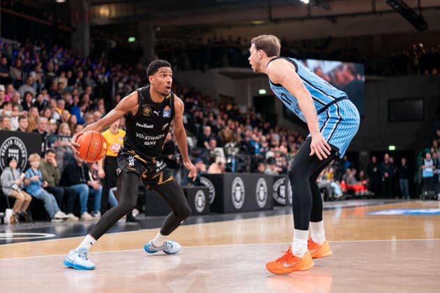 David NGuessan Basketball Loewen Braunschweig, 1 dribbling against Niklas Wimberg Veolia Towers Hamburg, 17 , GER, Veolia Towers Hamburg vs Basketball Loewen Braunschweig, Basketball, Bundesliga, Matchday 19, Season 2025 2026, 08 02 2026 GER, Veolia Towers Hamburg vs Basketball Loewen Braunschweig, Basketball, Bundesliga, Matchday 19, Season 2025 2026, 08 02 2026 Hamburg Copyright: xEibner-Pressefoto MaxxVincenx EP_MVN
