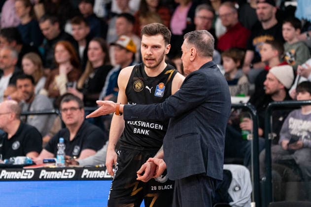 Ferdinand Zylka Basketball Loewen Braunschweig, 6 and Liviu Calin Basketball Loewen Braunschweig, Coach , GER, Veolia Towers Hamburg vs Basketball Loewen Braunschweig, Basketball, Bundesliga, Matchday 19, Season 2025 2026, 08 02 2026 GER, Veolia Towers Hamburg vs Basketball Loewen Braunschweig, Basketball, Bundesliga, Matchday 19, Season 2025 2026, 08 02 2026 Hamburg Copyright: xEibner-Pressefoto MaxxVincenx EP_MVN