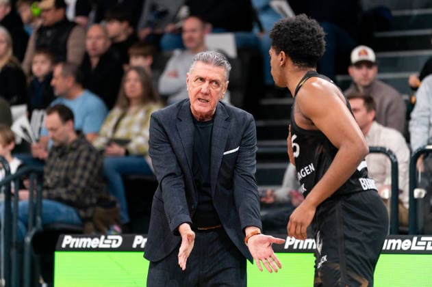 Liviu Calin Basketball Loewen Braunschweig, Coach gives Grant Sherfield Basketball Loewen Braunschweig, 25 Instructions, GER, Veolia Towers Hamburg vs Basketball Loewen Braunschweig, Basketball, Bundesliga, Matchday 19, Season 2025 2026, 08 02 2026 GER, Veolia Towers Hamburg vs Basketball Loewen Braunschweig, Basketball, Bundesliga, Matchday 19, Season 2025 2026, 08 02 2026 Hamburg Copyright: xEibner-Pressefoto MaxxVincenx EP_MVN