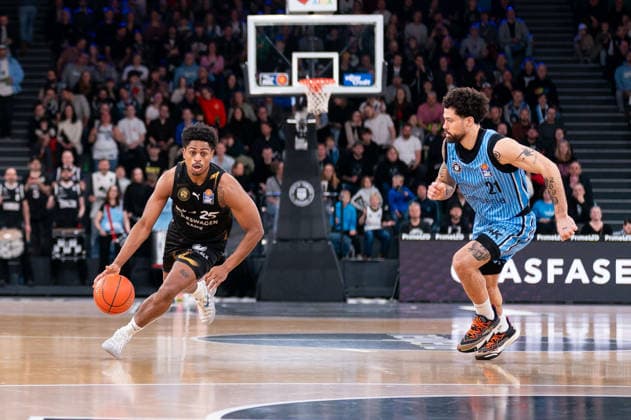 Grant Sherfield Basketball Loewen Braunschweig, 25 dribbling against Devon Daniels Veolia Towers Hamburg, 21 , GER, Veolia Towers Hamburg vs Basketball Loewen Braunschweig, Basketball, Bundesliga, Matchday 19, Season 2025 2026, 08 02 2026 GER, Veolia Towers Hamburg vs Basketball Loewen Braunschweig, Basketball, Bundesliga, Matchday 19, Season 2025 2026, 08 02 2026 Hamburg Copyright: xEibner-Pressefoto MaxxVincenx EP_MVN