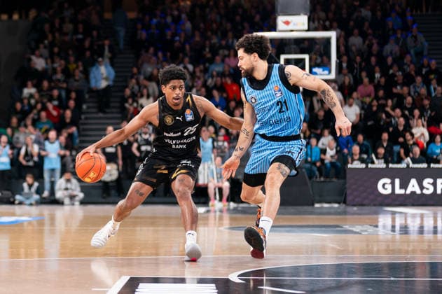 Grant Sherfield Basketball Loewen Braunschweig, 25 dribbling against Devon Daniels Veolia Towers Hamburg, 21 , GER, Veolia Towers Hamburg vs Basketball Loewen Braunschweig, Basketball, Bundesliga, Matchday 19, Season 2025 2026, 08 02 2026 GER, Veolia Towers Hamburg vs Basketball Loewen Braunschweig, Basketball, Bundesliga, Matchday 19, Season 2025 2026, 08 02 2026 Hamburg Copyright: xEibner-Pressefoto MaxxVincenx EP_MVN