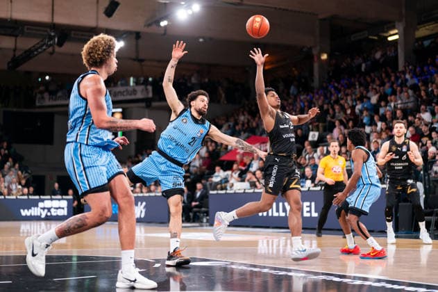 Grant Sherfield Basketball Loewen Braunschweig, 25 Pass, Devon Daniels Veolia Towers Hamburg, 21 , GER, Veolia Towers Hamburg vs Basketball Loewen Braunschweig, Basketball, Bundesliga, Matchday 19, Season 2025 2026, 08 02 2026 GER, Veolia Towers Hamburg vs Basketball Loewen Braunschweig, Basketball, Bundesliga, Matchday 19, Season 2025 2026, 08 02 2026 Hamburg Copyright: xEibner-Pressefoto MaxxVincenx EP_MVN