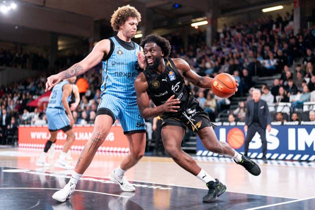 Oluwasimisola Shittu Basketball Loewen Braunschweig, 45 dribbling against Zacharie Perrin Veolia Towers Hamburg, 52 , GER, Veolia Towers Hamburg vs Basketball Loewen Braunschweig, Basketball, Bundesliga, Matchday 19, Season 2025 2026, 08 02 2026 GER, Veolia Towers Hamburg vs Basketball Loewen Braunschweig, Basketball, Bundesliga, Matchday 19, Season 2025 2026, 08 02 2026 Hamburg Copyright: xEibner-Pressefoto MaxxVincenx EP_MVN