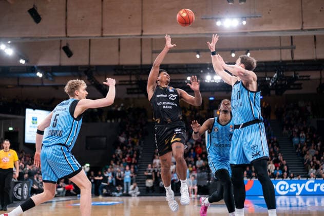 Grant Sherfield Basketball Loewen Braunschweig, 25 on pass, Niklas Wimberg Veolia Towers Hamburg, 17 , GER, Veolia Towers Hamburg vs Basketball Loewen Braunschweig, Basketball, Bundesliga, Matchday 19, Season 2025 2026, 08 02 2026 GER, Veolia Towers Hamburg vs Basketball Loewen Braunschweig, Basketball, Bundesliga, Matchday 19, Season 2025 2026, 08 02 2026 Hamburg Copyright: xEibner-Pressefoto MaxxVincenx EP_MVN
