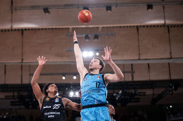 Grant Sherfield Basketball Loewen Braunschweig, 25 on pass, Niklas Wimberg Veolia Towers Hamburg, 17 , GER, Veolia Towers Hamburg vs Basketball Loewen Braunschweig, Basketball, Bundesliga, Matchday 19, Season 2025 2026, 08 02 2026 GER, Veolia Towers Hamburg vs Basketball Loewen Braunschweig, Basketball, Bundesliga, Matchday 19, Season 2025 2026, 08 02 2026 Hamburg Copyright: xEibner-Pressefoto MaxxVincenx EP_MVN