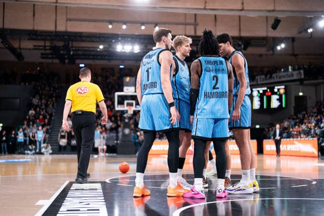 Veolia Towers Hamburg in the huddle, Niklas Wimberg Veolia Towers Hamburg, 17 , Zsombor Maronka Veolia Towers Hamburg, 05 , Leonard Thorpe Jr Veolia Towers Hamburg, 02 , Benedikt Turudic Veolia Towers Hamburg, 44 , GER, Veolia Towers Hamburg vs Basketball Loewen Braunschweig, Basketball, Bundesliga, Matchday 19, Season 2025 2026, 08 02 2026 GER, Veolia Towers Hamburg vs Basketball Loewen Braunschweig, Basketball, Bundesliga, Matchday 19, Season 2025 2026, 08 02 2026 Hamburg Copyright: xEibner-Pressefoto MaxxVincenx EP_MVN