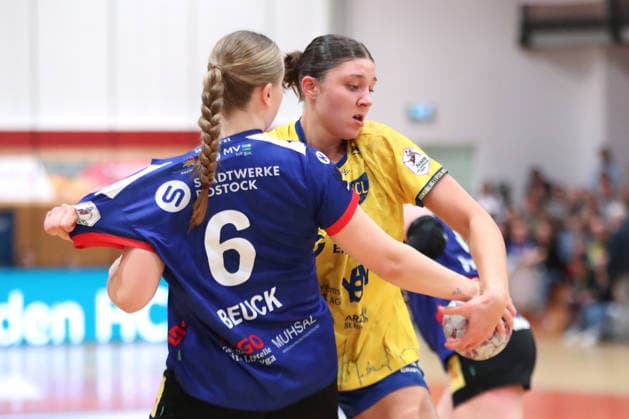 Handball, 2 Alsco HBF HC Leipzig Rostocker HC 08 02 2026 Laura Klocke 13, HC Leipzig vs Charlotta Beuck 6, Rostocker HC 2 Alsco Handball Bundesliga Women, HBF, Season 2025 2026, 17 Matchday HC Leipzig vs Rostocker HC on 08 02 2026 at Sporthalle Brüderstraße Leipzig Copyright: xBEAUTIFULxSPORTS JanxKaeferx