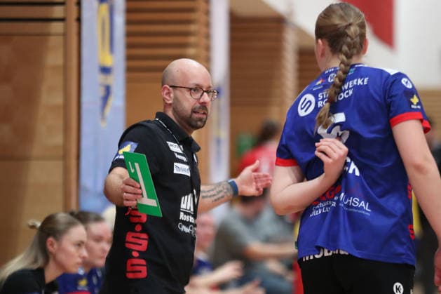 Handball, 2 Alsco HBF HC Leipzig Rostocker HC 08 02 2026 Coach Dominic Buttig Rostocker HC with instructions for Charlotta Beuck 6, Rostocker HC 2 Alsco Handball Bundesliga Frauen, HBF, Saison 2025 2026, 17 Spieltag HC Leipzig vs Rostocker HC am 08 02 2026 in der Sporthalle Brüderstraße Leipzig Copyright: xBEAUTIFULxSPORTS JanxKaeferx