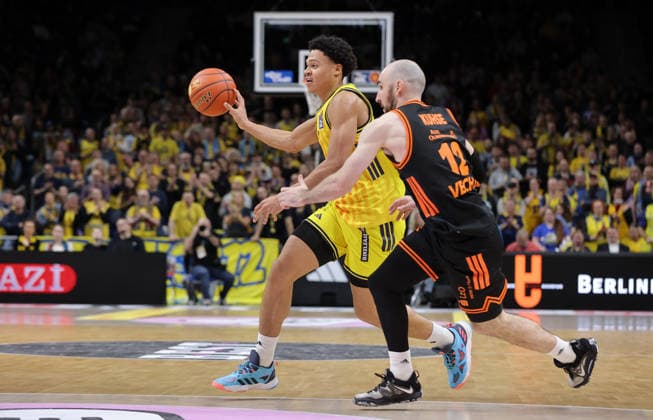 Jack Kayil on the ball, Tommy Kuhse duel Game scene Action Sport Basketball BBL Bundesliga Men 19 Matchday Season 2025 2026 08 02 2026 ALBA Berlin vs SC Rasta Vechta