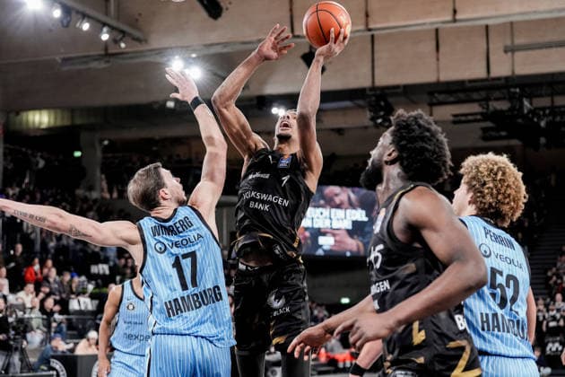 Germany easyCredit BBL, Main Round 2025 26, 19 Matchday Veolia Towers Hamburg vs Basketball Löwen Braunschweig Inselpark Arena Hamburg David NGuessan Basketball Löwen Braunschweig, 1 , Jan Niklas Wimberg Veolia Towers Hamburg, 17 , Zacharie Perrin Veolia Towers Hamburg, 52 , Copyright: xStefanxTrochax